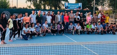 Tenis turnuvası nefesleri kesti