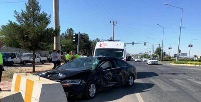 TIR, OTOMOBİLLE ÇARPIŞTI