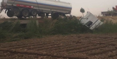 TIR ŞARAMPOLE DEVRİLDİ