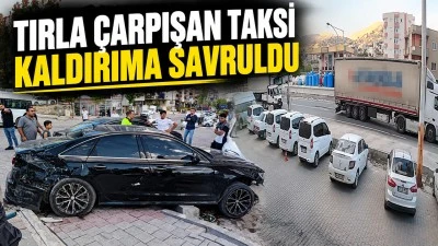 Tırla &ccedil;arpışan taksi kaldırıma savruldu