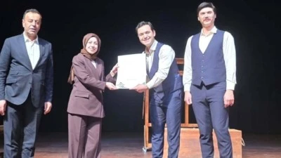 TİYATRO OYUNUNA YOĞUN İLGİ