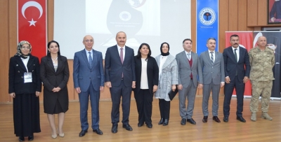 ÜNİVERSİTEDE ‘DİL’ KONFERANSI