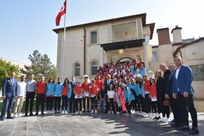 VALİ, BAŞARILI SPORCULARI KAHVALTIDA AĞIRLADI