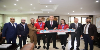 VALİ CANALP BAŞARILI SPORCULARI AĞIRLADI