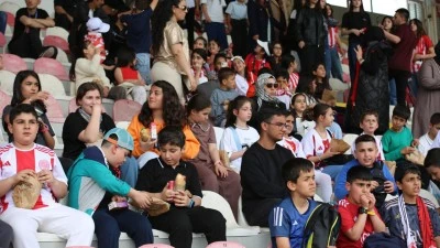 VALİ CANALP&rsquo;TEN &Ouml;ĞRENCİLERE MA&Ccedil; JESTİ