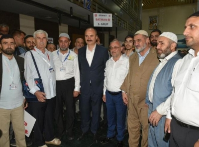 VALİ, HACI ADAYLARINI UĞURLADI