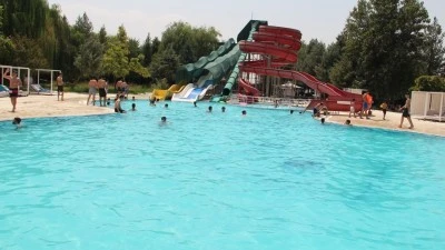 VATANDAŞLAR HAVUZLARDA SERİNLİYOR
