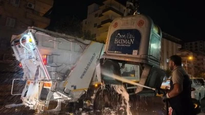 VİNÇLİ ÇÖP KONTEYNERLERİNE YAZ TEMİZLİĞİ