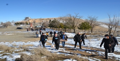 Yaban hayvanları için doğaya yem bırakıldı