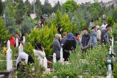 YAĞMURA RAĞMEN MEZARLAR DOLDUTAŞTI