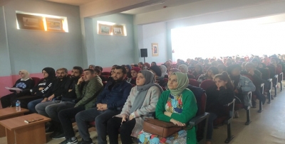 YAZAR ÖZMEN’DEN ÖĞRENCİLERE KONFERANS