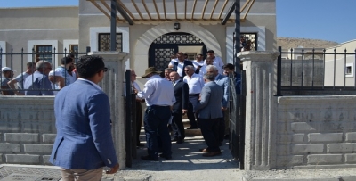 Yeni evleri incelediler