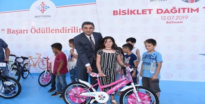 YÜZLERCE ÖĞRENCİYE BİSİKLET DAĞITILDI